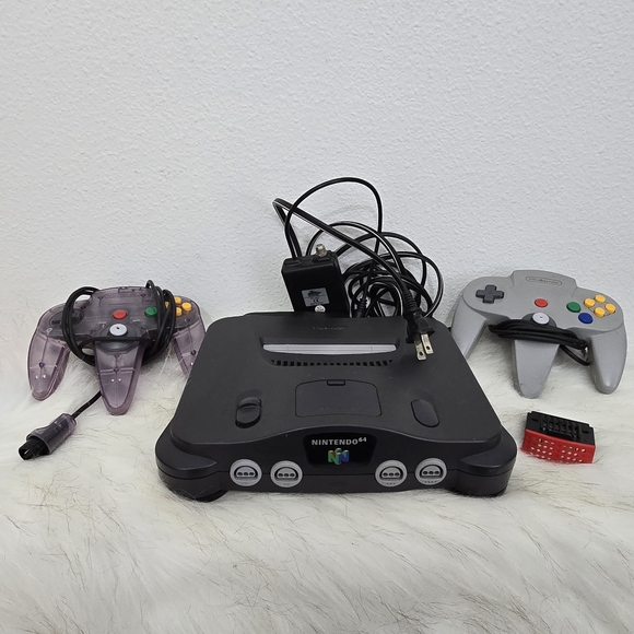 Nintendo 64 Console with 2 Controllers - Picture 1 of 7
